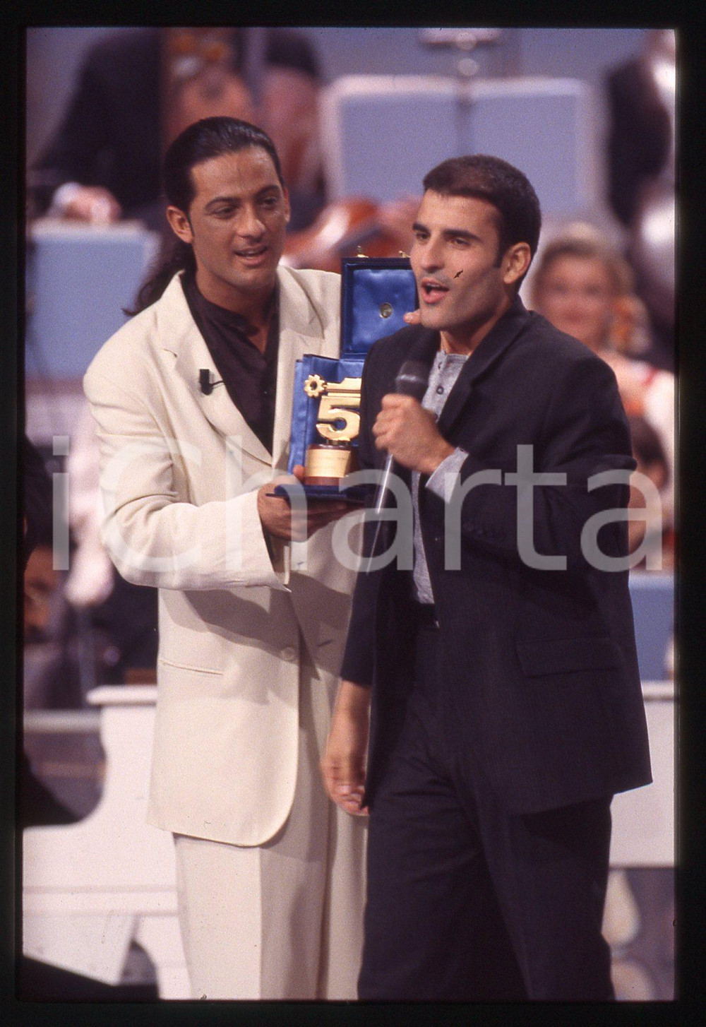 35mm vintage slide* 1994 CANALE 5 FIORELLO consegna il premio a Sal DA VINCI (1)