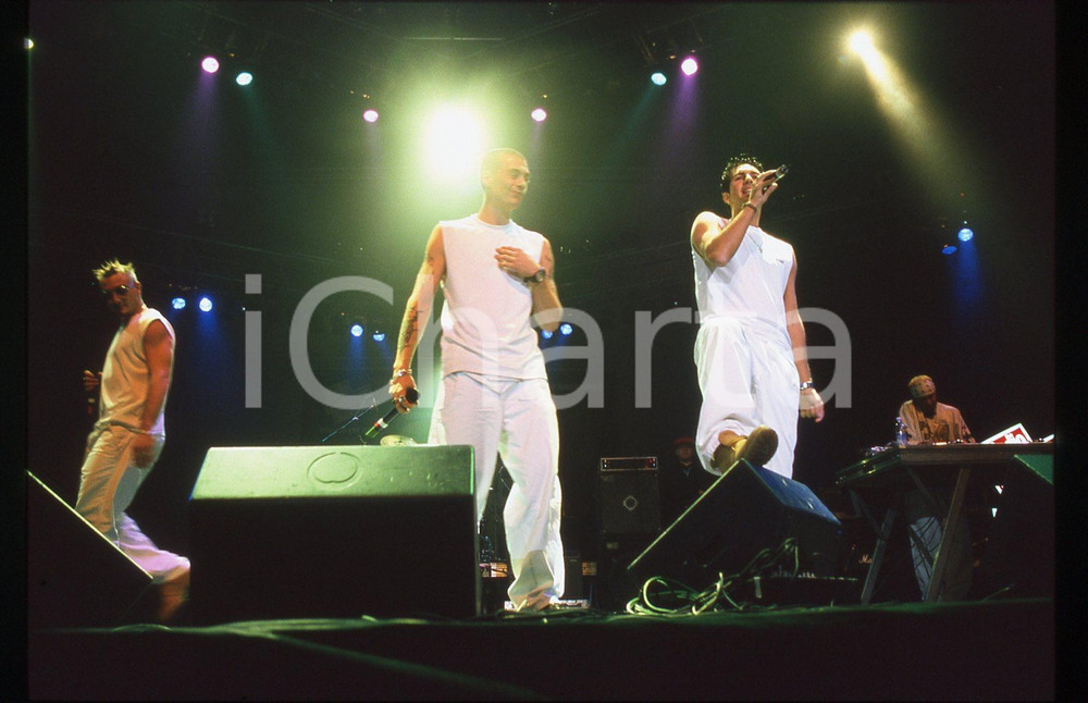 35mm vintage slide*1999 SANREMO Rock Festival GEMELLI DIVERSI Strano e Thema 1 Nella diapositiva i componenti della band sono: Emanuele Busnaghi (THEMA), Francesco Stranges (STRANO), Luca Paolo Aleotti (GRIDO) e Alessandro Merli (THG) Diapositiva d'epoca, in formato 35 mm. CONDIZIONI: GOODE' severamente vietata la riproduzione. Tutti i diritti sono riservati.Nella diapositiva ICharta mette in vendita, sul negozio eBay e in esclusiva sul sito "icharta" il proprio archivio composto da numerose diapositive e negativi fotografici d'epoca, tutti originali e autentici, che attraversano la storia del costume italiano tra gli la fine degli anni Sessanta e Novanta.Si tratta di uno sguardo inedito sull'attualit&agrave;, la politica, la vita quotidiana, il gossip e la cultura, che fotografa il cambiamento della nazione in quest'ultimo scorcio del XX secolo. Un'occasione unica per il mercato del collezionismo, che vede finalmente disponibile un archivio eccezionale per vastit&agrave;, tematiche e condizioni, in un settore (il negativo fotografico e la diapositiva) di assoluta novit&agrave; e dalle interessanti prospettive di investimento.     originale e autentica 1