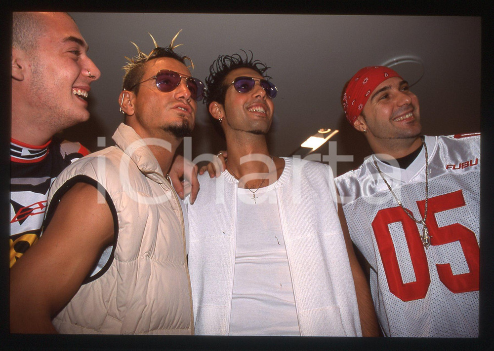35mm vintage slide*1999 SANREMO ROCK FESTIVAL - GEMELLI DIVERSI Strano e Thema 2 Nella diapositiva i componenti della band sono: Emanuele Busnaghi (THEMA), Francesco Stranges (STRANO), Luca Paolo Aleotti (GRIDO) e Alessandro Merli (THG)  Diapositiva d'epoca, in formato 35 mm. CONDIZIONI: GOODE' severamente vietata la riproduzione. Tutti i diritti sono riservati.Nella diapositiva ICharta mette in vendita, sul negozio eBay e in esclusiva sul sito "icharta" il proprio archivio composto da numerose diapositive e negativi fotografici d'epoca, tutti originali e autentici, che attraversano la storia del costume italiano tra gli la fine degli anni Sessanta e Novanta.Si tratta di uno sguardo inedito sull'attualit&agrave;, la politica, la vita quotidiana, il gossip e la cultura, che fotografa il cambiamento della nazione in quest'ultimo scorcio del XX secolo. Un'occasione unica per il mercato del collezionismo, che vede finalmente disponibile un archivio eccezionale per vastit&agrave;, tematiche e condizioni, in un settore (il negativo fotografico e la diapositiva) di assoluta novit&agrave; e dalle interessanti prospettive di investimento.  originale e autentica 1