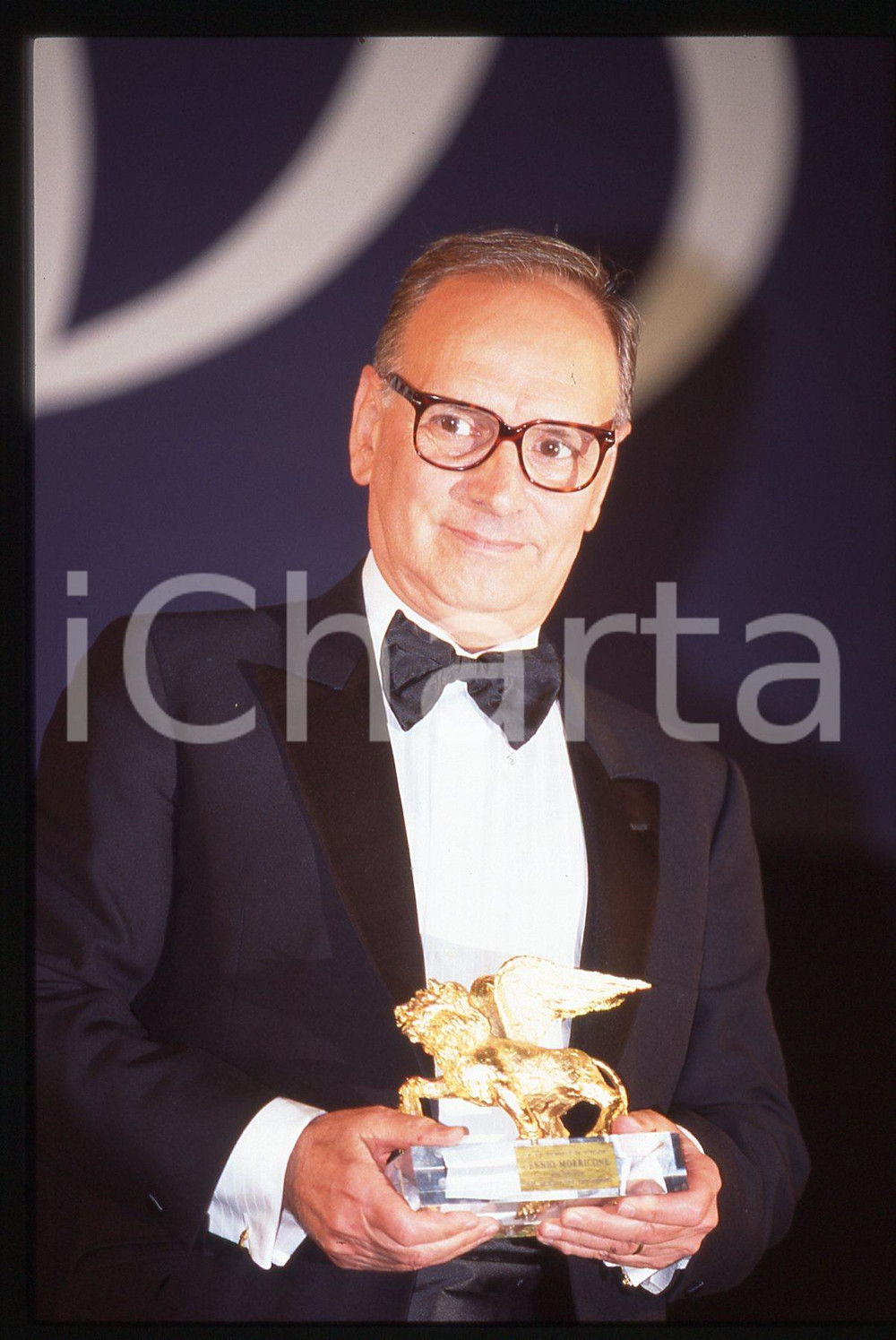35mm vintage slide* 1995 VENEZIA Ennio MORRICONE premiato con il LEONE D'ORO (1)  Diapositiva d'epoca, in formato 35 mm. CONDIZIONI: GOODTutti i diritti riservati.E' severamente vietata la riproduzione. ICharta mette in vendita, sul negozio eBay e in esclusiva sul sito "icharta" il proprio archivio composto da numerose diapositive e negativi fotografici d'epoca, tutti originali e autentici, che attraversano la storia del costume italiano tra gli la fine degli anni Sessanta e Novanta.Si tratta di uno sguardo inedito sull'attualit&agrave;, la politica, la vita quotidiana, il gossip e la cultura, che fotografa il cambiamento della nazione in quest'ultimo scorcio del XX secolo. Un'occasione unica per il mercato del collezionismo, che vede finalmente disponibile un archivio eccezionale per vastit&agrave;, tematiche e condizioni, in un settore (il negativo fotografico e la diapositiva) di assoluta novit&agrave; e dalle interessanti prospettive di investimento.    originale e autentica 1