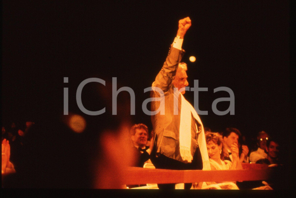 35mm vintage slide*1985ca COSTUME Leonard BERNSTEIN saluta con il pugno chiuso 2