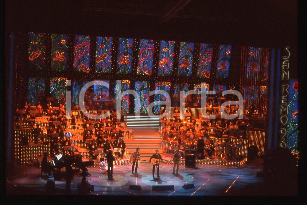 Fotografia d epoca originale 35mm vintage slide1996 SANREMO Luca BARBAROSSA sul palco del Teatro Ariston 1