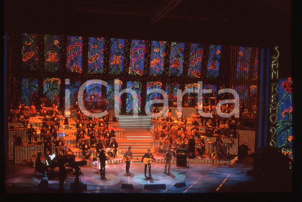 Fotografia d epoca originale 35mm vintage slide1996 SANREMO Luca BARBAROSSA sul palco del Teatro Ariston 2 1