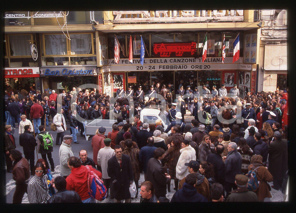 Fotografia d epoca originale 35mm vintage slide1997 SANREMO Forze dell ordine presidiano il Teatro Ariston 1