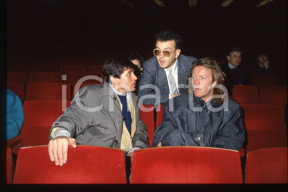 35mm vintage slide* 1987 SANREMO Umberto TOZZI Enrico RUGGERI Gianni MORANDI 1 La dispositiva &egrave; stata scattata al Teatro Ariston in occasione del Festival della Canzone Diapositiva d'epoca, in formato 35 mm. CONDIZIONI: GOODE' severamente vietata la riproduzione. Tutti i diritti sono riservati. ICharta mette in vendita, sul negozio eBay e in esclusiva sul sito "icharta" il proprio archivio composto da numerose diapositive e negativi fotografici d'epoca, tutti originali e autentici, che attraversano la storia del costume italiano tra gli la fine degli anni Sessanta e Novanta.Si tratta di uno sguardo inedito sull'attualit&agrave;, la politica, la vita quotidiana, il gossip e la cultura, che fotografa il cambiamento della nazione in quest'ultimo scorcio del XX secolo. Un'occasione unica per il mercato del collezionismo, che vede finalmente disponibile un archivio eccezionale per vastit&agrave;, tematiche e condizioni, in un settore (il negativo fotografico e la diapositiva) di assoluta novit&agrave; e dalle interessanti prospettive di investimento.  originale e autentica 1