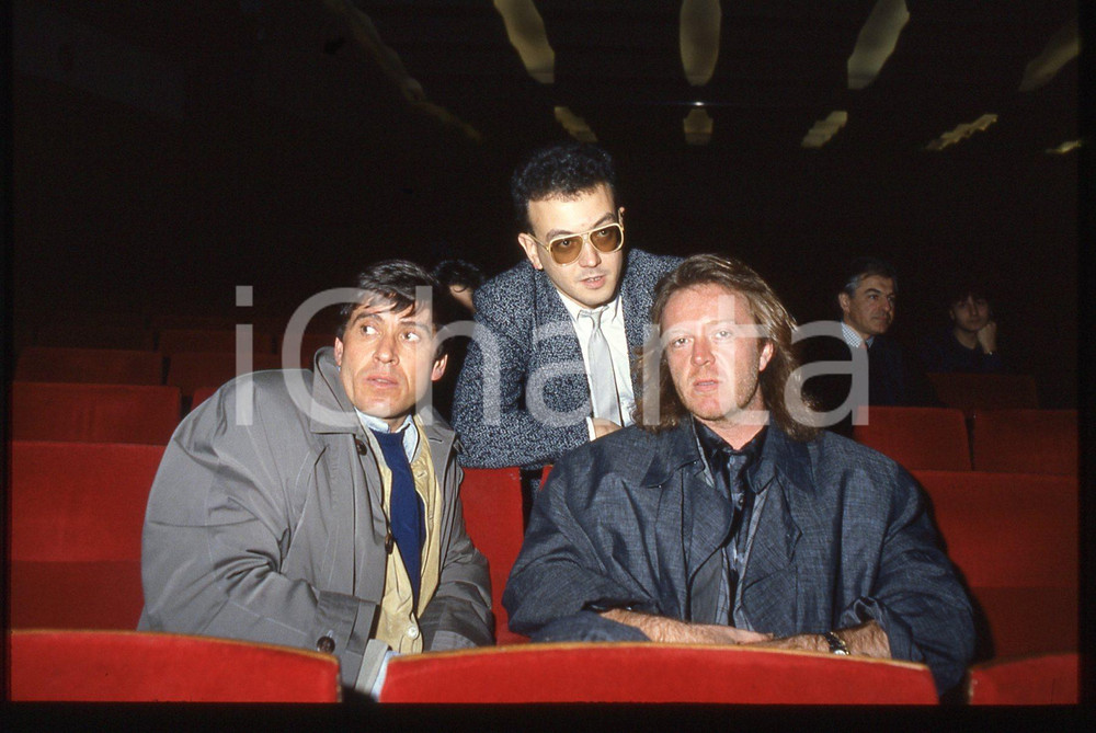 35mm vintage slide* 1987 SANREMO Umberto TOZZI Enrico RUGGERI Gianni MORANDI (2) La dispositiva &egrave; stata scattata al Teatro Ariston in occasione del Festival della Canzone Diapositiva d'epoca, in formato 35 mm. CONDIZIONI: GOODE' severamente vietata la riproduzione. Tutti i diritti sono riservati. ICharta mette in vendita, sul negozio eBay e in esclusiva sul sito "icharta" il proprio archivio composto da numerose diapositive e negativi fotografici d'epoca, tutti originali e autentici, che attraversano la storia del costume italiano tra gli la fine degli anni Sessanta e Novanta.Si tratta di uno sguardo inedito sull'attualit&agrave;, la politica, la vita quotidiana, il gossip e la cultura, che fotografa il cambiamento della nazione in quest'ultimo scorcio del XX secolo. Un'occasione unica per il mercato del collezionismo, che vede finalmente disponibile un archivio eccezionale per vastit&agrave;, tematiche e condizioni, in un settore (il negativo fotografico e la diapositiva) di assoluta novit&agrave; e dalle interessanti prospettive di investimento.  originale e autentica 1