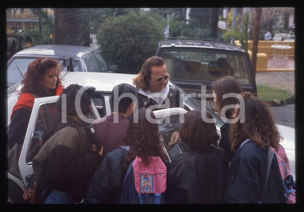 35mm vintage slide* 1990ca ITALIA MUSICA Umberto TOZZI circondato dai fan (1)