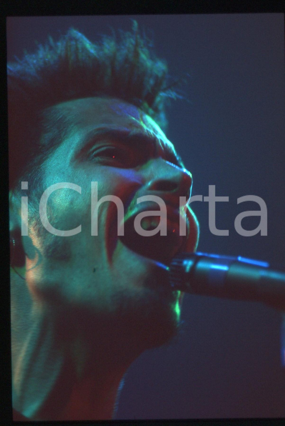 35mm vintage slide*1995 ca MUSICA Chris CORNELL dei SOUNDGARDEN in concerto 14  Diapositiva d'epoca, in formato 35 mm Nella diapositiva compaiono anche CONDIZIONI: GOODE' severamente vietata la riproduzione. Tutti i diritti sono riservati. ICharta mette in vendita, sul negozio eBay e in esclusiva sul sito "icharta" il proprio archivio composto da numerose diapositive e negativi fotografici d'epoca, tutti originali e autentici, che attraversano la storia del costume italiano tra gli la fine degli anni Sessanta e Novanta.Si tratta di uno sguardo inedito sull'attualit&agrave;, la politica, la vita quotidiana, il gossip e la cultura, che fotografa il cambiamento della nazione in quest'ultimo scorcio del XX secolo. Un'occasione unica per il mercato del collezionismo, che vede finalmente disponibile un archivio eccezionale per vastit&agrave;, tematiche e condizioni, in un settore (il negativo fotografico e la diapositiva) di assoluta novit&agrave; e dalle interessanti prospettive di investimento.     originale e autentica 1