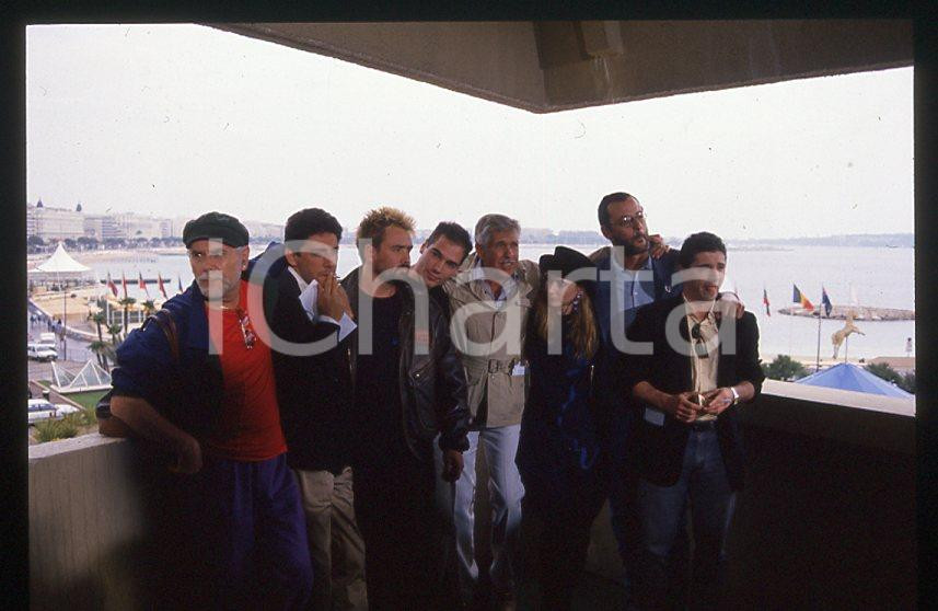 35mm vintage slide*1988 FESTIVAL CANNES Luc BESSON e cast film "Le grand bleu" 6    Diapositiva d'epoca, in formato 35 mm.  CONDIZIONI: GOOD E' severamente vietata la riproduzione. Tutti i diritti sono riservati.Nella diapositiva ICharta mette in vendita, sul negozio eBay e in esclusiva sul sito "icharta" il proprio archivio composto da numerose diapositive e negativi fotografici d'epoca, tutti originali e autentici, che attraversano la storia del costume italiano tra gli la fine degli anni Sessanta e Novanta.Si tratta di uno sguardo inedito sull'attualit&agrave;, la politica, la vita quotidiana, il gossip e la cultura, che fotografa il cambiamento della nazione in quest'ultimo scorcio del XX secolo. Un'occasione unica per il mercato del collezionismo, che vede finalmente disponibile un archivio eccezionale per vastit&agrave;, tematiche e condizioni, in un settore (il negativo fotografico e la diapositiva) di assoluta novit&agrave; e dalle interessanti prospettive di investimento.      originale e autentica 1