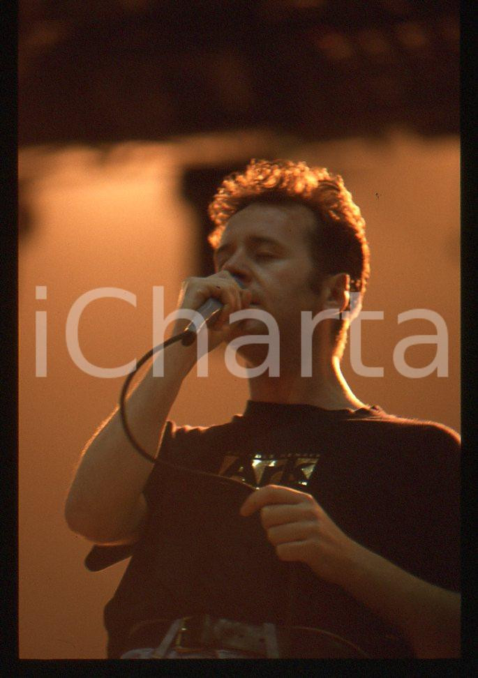 35mm vintage slide* 1989 MILANO SIMPLE MINDS in concerto 34    Diapositiva d'epoca, in formato 35 mm.  CONDIZIONI: GOOD E' severamente vietata la riproduzione. Tutti i diritti sono riservati.Nella diapositiva ICharta mette in vendita, sul negozio eBay e in esclusiva sul sito "icharta" il proprio archivio composto da numerose diapositive e negativi fotografici d'epoca, tutti originali e autentici, che attraversano la storia del costume italiano tra gli la fine degli anni Sessanta e Novanta.Si tratta di uno sguardo inedito sull'attualit&agrave;, la politica, la vita quotidiana, il gossip e la cultura, che fotografa il cambiamento della nazione in quest'ultimo scorcio del XX secolo. Un'occasione unica per il mercato del collezionismo, che vede finalmente disponibile un archivio eccezionale per vastit&agrave;, tematiche e condizioni, in un settore (il negativo fotografico e la diapositiva) di assoluta novit&agrave; e dalle interessanti prospettive di investimento.   originale e autentica 1