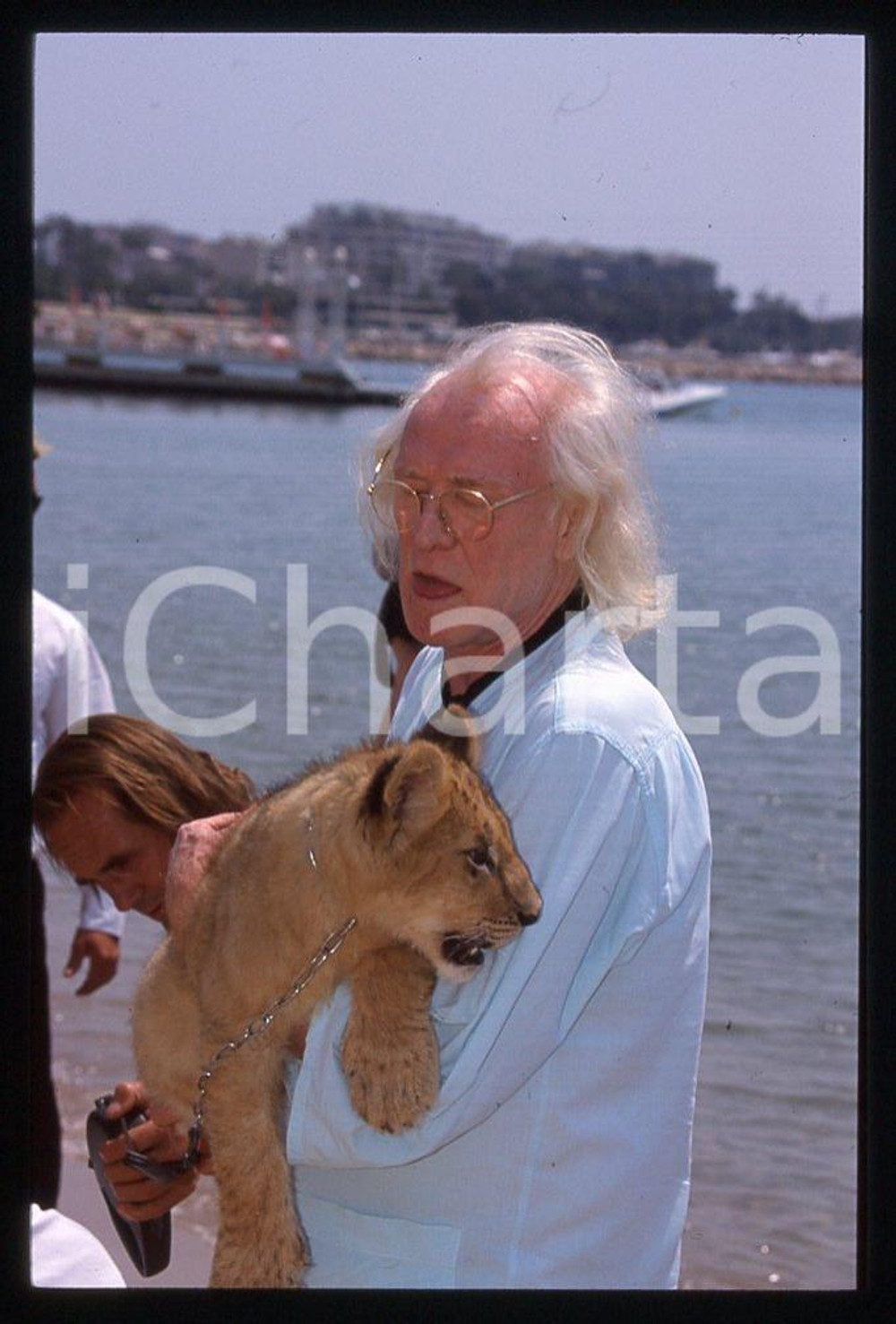 35mm vintage slide* 1998 CANNES Richard HARRIS 17    Diapositiva d'epoca, in formato 35 mm.  CONDIZIONI: GOOD E' severamente vietata la riproduzione. Tutti i diritti sono riservati.Nella diapositiva ICharta mette in vendita, sul negozio eBay e in esclusiva sul sito "icharta" il proprio archivio composto da numerose diapositive e negativi fotografici d'epoca, tutti originali e autentici, che attraversano la storia del costume italiano tra gli la fine degli anni Sessanta e Novanta.Si tratta di uno sguardo inedito sull'attualit&agrave;, la politica, la vita quotidiana, il gossip e la cultura, che fotografa il cambiamento della nazione in quest'ultimo scorcio del XX secolo. Un'occasione unica per il mercato del collezionismo, che vede finalmente disponibile un archivio eccezionale per vastit&agrave;, tematiche e condizioni, in un settore (il negativo fotografico e la diapositiva) di assoluta novit&agrave; e dalle interessanti prospettive di investimento.   originale e autentica 1