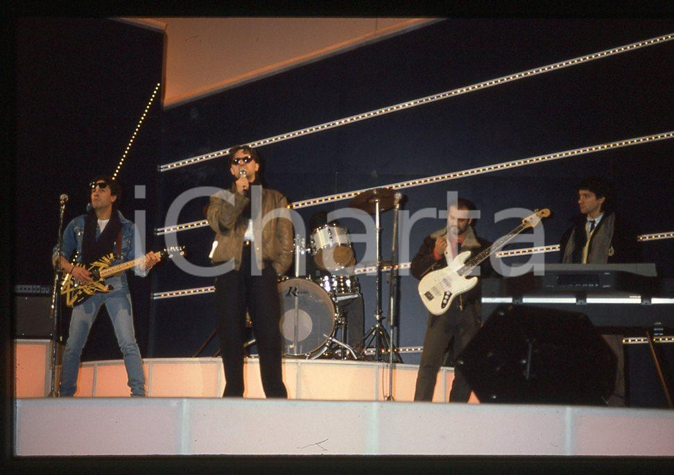35mm vintage slide* 1984 MUSICA SANREMO  gruppo STADIO 5    Diapositiva d'epoca, in formato 35 mm.  CONDIZIONI: GOOD E' severamente vietata la riproduzione. Tutti i diritti sono riservati.Nella diapositiva ICharta mette in vendita, sul negozio eBay e in esclusiva sul sito "icharta" il proprio archivio composto da numerose diapositive e negativi fotografici d'epoca, tutti originali e autentici, che attraversano la storia del costume italiano tra gli la fine degli anni Sessanta e Novanta.Si tratta di uno sguardo inedito sull'attualit&agrave;, la politica, la vita quotidiana, il gossip e la cultura, che fotografa il cambiamento della nazione in quest'ultimo scorcio del XX secolo. Un'occasione unica per il mercato del collezionismo, che vede finalmente disponibile un archivio eccezionale per vastit&agrave;, tematiche e condizioni, in un settore (il negativo fotografico e la diapositiva) di assoluta novit&agrave; e dalle interessanti prospettive di investimento.   originale e autentica 1