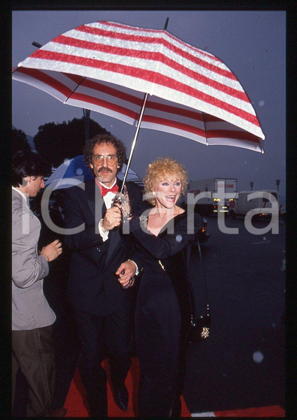 35mm vintage slide* 1990 CINEMA Elke SOMMER 1    Diapositiva d'epoca, in formato 35 mm.  CONDIZIONI: GOOD E' severamente vietata la riproduzione. Tutti i diritti sono riservati.Nella diapositiva ICharta mette in vendita, sul negozio eBay e in esclusiva sul sito "icharta" il proprio archivio composto da numerose diapositive e negativi fotografici d'epoca, tutti originali e autentici, che attraversano la storia del costume italiano tra gli la fine degli anni Sessanta e Novanta.Si tratta di uno sguardo inedito sull'attualit&agrave;, la politica, la vita quotidiana, il gossip e la cultura, che fotografa il cambiamento della nazione in quest'ultimo scorcio del XX secolo. Un'occasione unica per il mercato del collezionismo, che vede finalmente disponibile un archivio eccezionale per vastit&agrave;, tematiche e condizioni, in un settore (il negativo fotografico e la diapositiva) di assoluta novit&agrave; e dalle interessanti prospettive di investimento.   originale e autentica 1