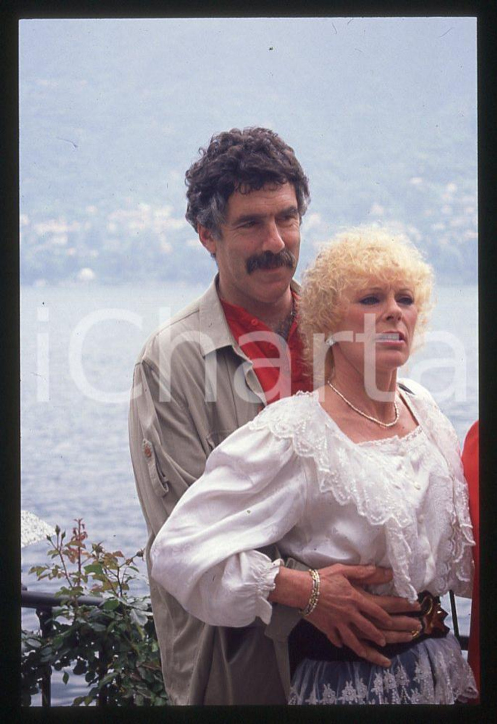 35mm vintage slide* 1990 CAMPIONE D'ITALIA Elke SOMMER 9    Diapositiva d'epoca, in formato 35 mm.  CONDIZIONI: GOOD E' severamente vietata la riproduzione. Tutti i diritti sono riservati.Nella diapositiva ICharta mette in vendita, sul negozio eBay e in esclusiva sul sito "icharta" il proprio archivio composto da numerose diapositive e negativi fotografici d'epoca, tutti originali e autentici, che attraversano la storia del costume italiano tra gli la fine degli anni Sessanta e Novanta.Si tratta di uno sguardo inedito sull'attualit&agrave;, la politica, la vita quotidiana, il gossip e la cultura, che fotografa il cambiamento della nazione in quest'ultimo scorcio del XX secolo. Un'occasione unica per il mercato del collezionismo, che vede finalmente disponibile un archivio eccezionale per vastit&agrave;, tematiche e condizioni, in un settore (il negativo fotografico e la diapositiva) di assoluta novit&agrave; e dalle interessanti prospettive di investimento.   originale e autentica 1