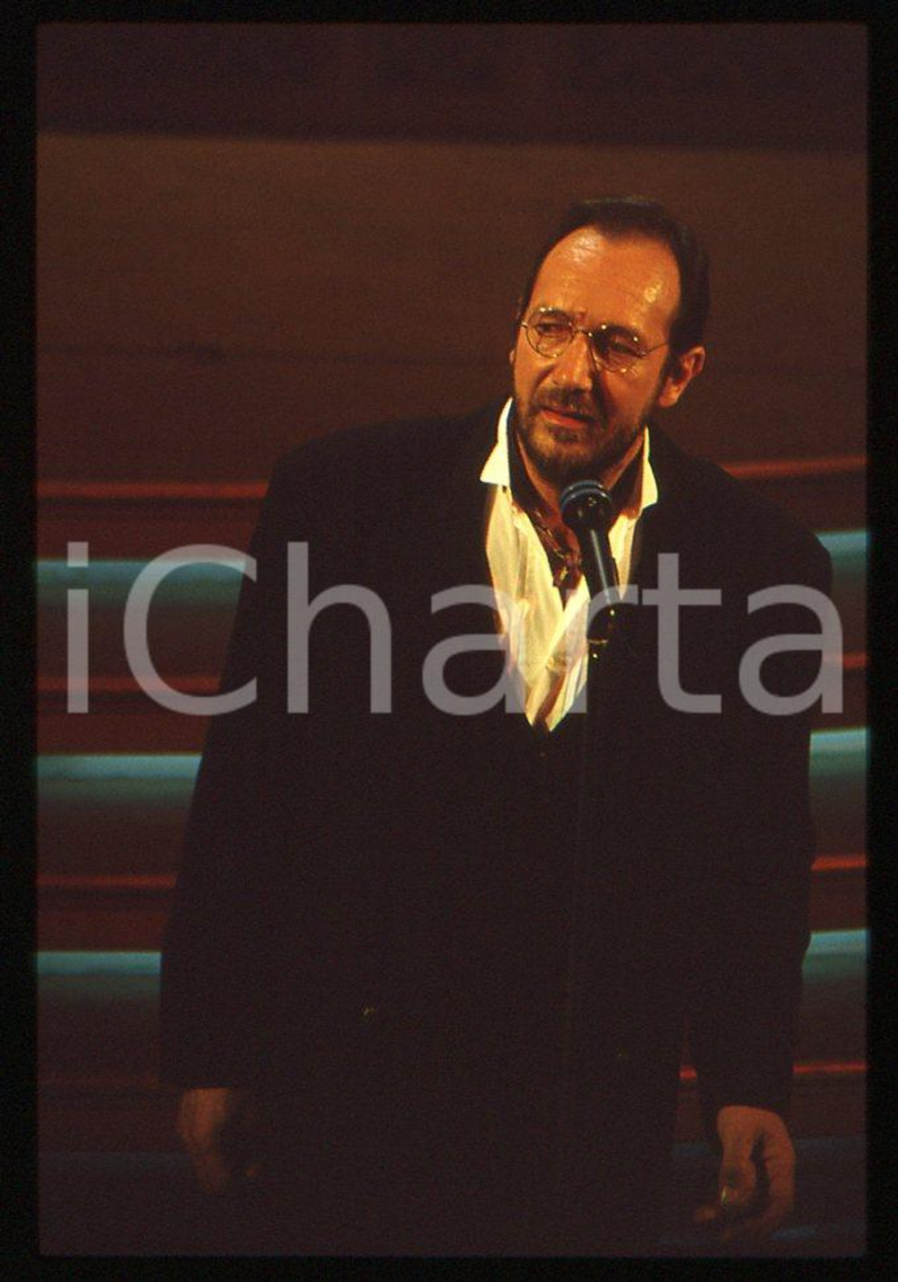 35mm vintage slide* 1996 MUSICA  Andrea MINGARDI in concerto 10    Diapositiva d'epoca, in formato 35 mm.  CONDIZIONI: GOOD E' severamente vietata la riproduzione. Tutti i diritti sono riservati.Nella diapositiva ICharta mette in vendita, sul negozio eBay e in esclusiva sul sito "icharta" il proprio archivio composto da numerose diapositive e negativi fotografici d'epoca, tutti originali e autentici, che attraversano la storia del costume italiano tra gli la fine degli anni Sessanta e Novanta.Si tratta di uno sguardo inedito sull'attualit&agrave;, la politica, la vita quotidiana, il gossip e la cultura, che fotografa il cambiamento della nazione in quest'ultimo scorcio del XX secolo. Un'occasione unica per il mercato del collezionismo, che vede finalmente disponibile un archivio eccezionale per vastit&agrave;, tematiche e condizioni, in un settore (il negativo fotografico e la diapositiva) di assoluta novit&agrave; e dalle interessanti prospettive di investimento.  CONDIZIONI:GOOD/buono originale e autentica 1