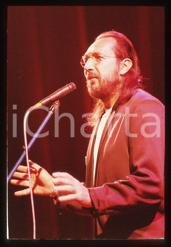 35mm vintage slide* 1996 FESTIVAL SANREMO Andrea MINGARDI 1    Diapositiva d'epoca, in formato 35 mm.  CONDIZIONI: GOOD E' severamente vietata la riproduzione. Tutti i diritti sono riservati.Nella diapositiva ICharta mette in vendita, sul negozio eBay e in esclusiva sul sito "icharta" il proprio archivio composto da numerose diapositive e negativi fotografici d'epoca, tutti originali e autentici, che attraversano la storia del costume italiano tra gli la fine degli anni Sessanta e Novanta.Si tratta di uno sguardo inedito sull'attualit&agrave;, la politica, la vita quotidiana, il gossip e la cultura, che fotografa il cambiamento della nazione in quest'ultimo scorcio del XX secolo. Un'occasione unica per il mercato del collezionismo, che vede finalmente disponibile un archivio eccezionale per vastit&agrave;, tematiche e condizioni, in un settore (il negativo fotografico e la diapositiva) di assoluta novit&agrave; e dalle interessanti prospettive di investimento.  CONDIZIONI:GOOD/buono originale e autentica 1