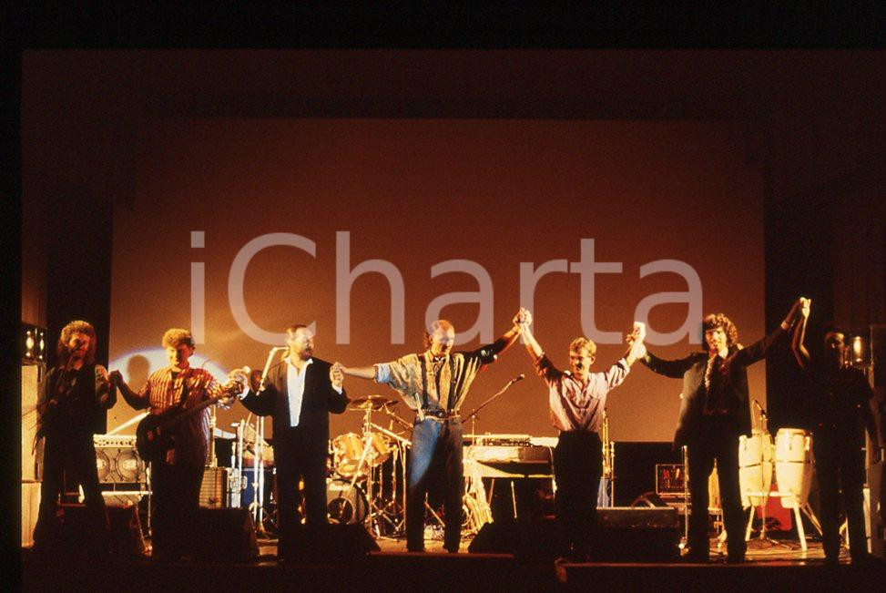 35mm vintage slide* 1997 Andrea MINGARDI 10    Diapositiva d'epoca, in formato 35 mm.  CONDIZIONI: GOOD E' severamente vietata la riproduzione. Tutti i diritti sono riservati.Nella diapositiva ICharta mette in vendita, sul negozio eBay e in esclusiva sul sito "icharta" il proprio archivio composto da numerose diapositive e negativi fotografici d'epoca, tutti originali e autentici, che attraversano la storia del costume italiano tra gli la fine degli anni Sessanta e Novanta.Si tratta di uno sguardo inedito sull'attualit&agrave;, la politica, la vita quotidiana, il gossip e la cultura, che fotografa il cambiamento della nazione in quest'ultimo scorcio del XX secolo. Un'occasione unica per il mercato del collezionismo, che vede finalmente disponibile un archivio eccezionale per vastit&agrave;, tematiche e condizioni, in un settore (il negativo fotografico e la diapositiva) di assoluta novit&agrave; e dalle interessanti prospettive di investimento.  CONDIZIONI:GOOD/buono originale e autentica 1