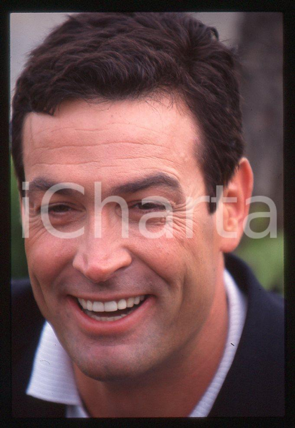 35mm vintage slide* 1992 CINEMA Daniel McVICAR Ritratto (1)    Diapositiva d'epoca, in formato 35 mm.  CONDIZIONI: GOOD E' severamente vietata la riproduzione. Tutti i diritti sono riservati.Nella diapositiva ICharta mette in vendita, sul negozio eBay e in esclusiva sul sito "icharta" il proprio archivio composto da numerose diapositive e negativi fotografici d'epoca, tutti originali e autentici, che attraversano la storia del costume italiano tra gli la fine degli anni Sessanta e Novanta.Si tratta di uno sguardo inedito sull'attualit&agrave;, la politica, la vita quotidiana, il gossip e la cultura, che fotografa il cambiamento della nazione in quest'ultimo scorcio del XX secolo. Un'occasione unica per il mercato del collezionismo, che vede finalmente disponibile un archivio eccezionale per vastit&agrave;, tematiche e condizioni, in un settore (il negativo fotografico e la diapositiva) di assoluta novit&agrave; e dalle interessanti prospettive di investimento.  CONDIZIONI:GOOD/buono originale e autentica 1
