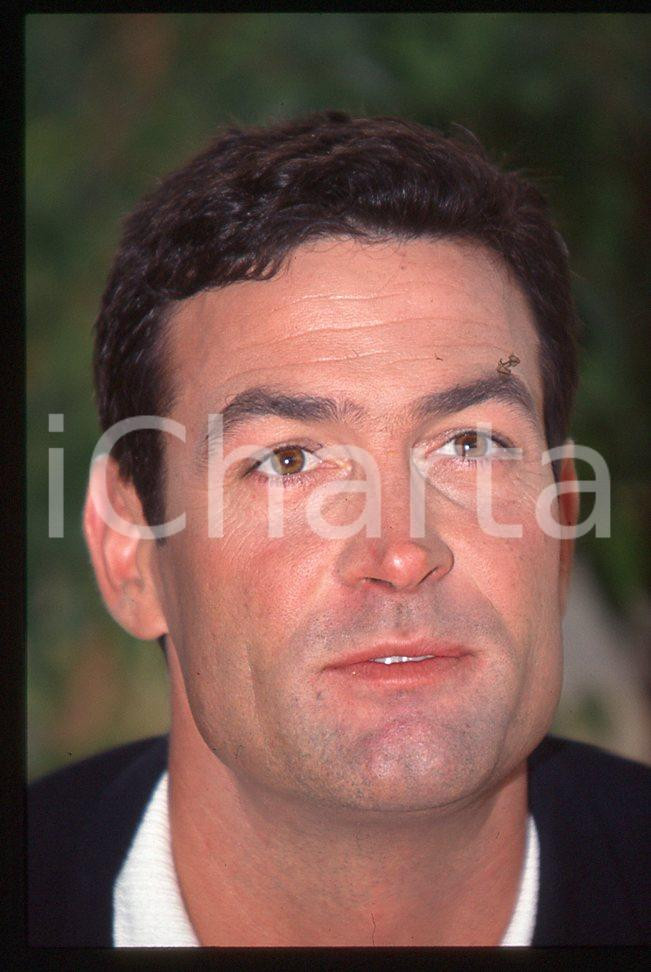 35mm vintage slide* 1992 CINEMA Daniel McVICAR Ritratto (2)    Diapositiva d'epoca, in formato 35 mm.  CONDIZIONI: GOOD E' severamente vietata la riproduzione. Tutti i diritti sono riservati.Nella diapositiva ICharta mette in vendita, sul negozio eBay e in esclusiva sul sito "icharta" il proprio archivio composto da numerose diapositive e negativi fotografici d'epoca, tutti originali e autentici, che attraversano la storia del costume italiano tra gli la fine degli anni Sessanta e Novanta.Si tratta di uno sguardo inedito sull'attualit&agrave;, la politica, la vita quotidiana, il gossip e la cultura, che fotografa il cambiamento della nazione in quest'ultimo scorcio del XX secolo. Un'occasione unica per il mercato del collezionismo, che vede finalmente disponibile un archivio eccezionale per vastit&agrave;, tematiche e condizioni, in un settore (il negativo fotografico e la diapositiva) di assoluta novit&agrave; e dalle interessanti prospettive di investimento.  CONDIZIONI:GOOD/buono originale e autentica 1