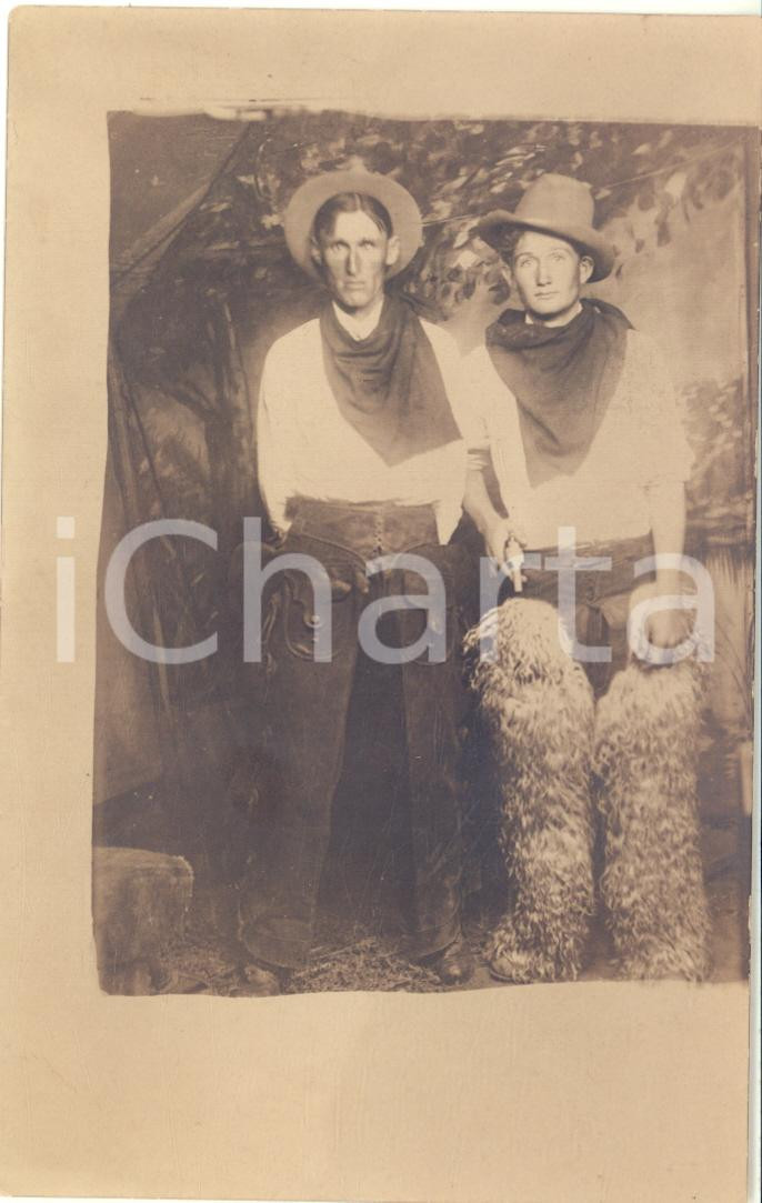Fotografia d epoca originale 1920 ca USA Two cowboys in chaps and bandanas  VINTAGE real photo postcard 1