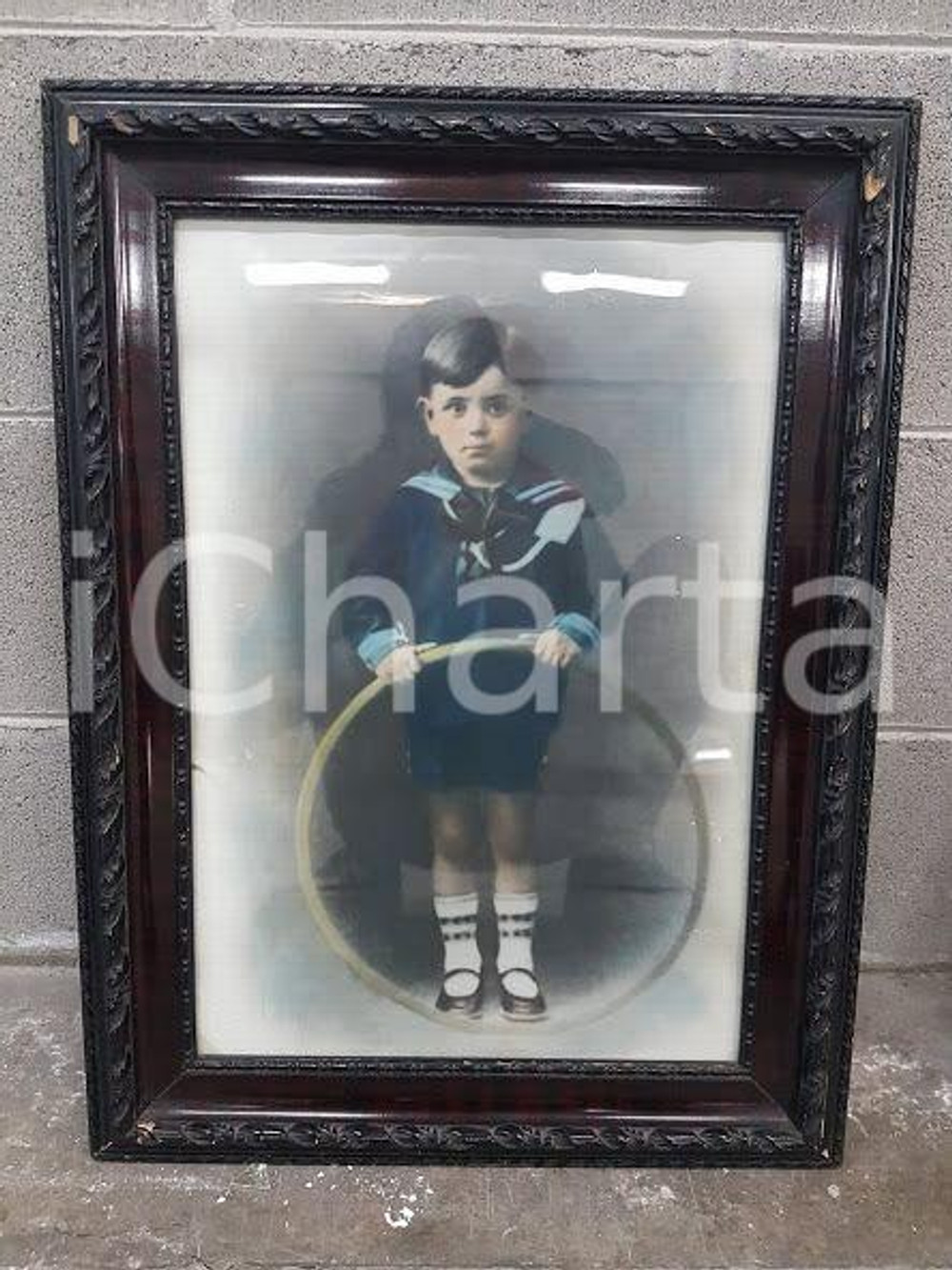 1970 VINTAGE Ritratto di bambino con cerchio - foto con cornice 44,4 x 59.2 cm