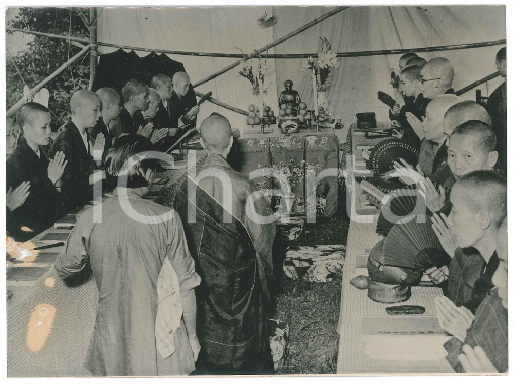 Fotografia d epoca originale 1956 HONG KONG Buddhist monks praying for children drowned  Photo 20x15 cm 1