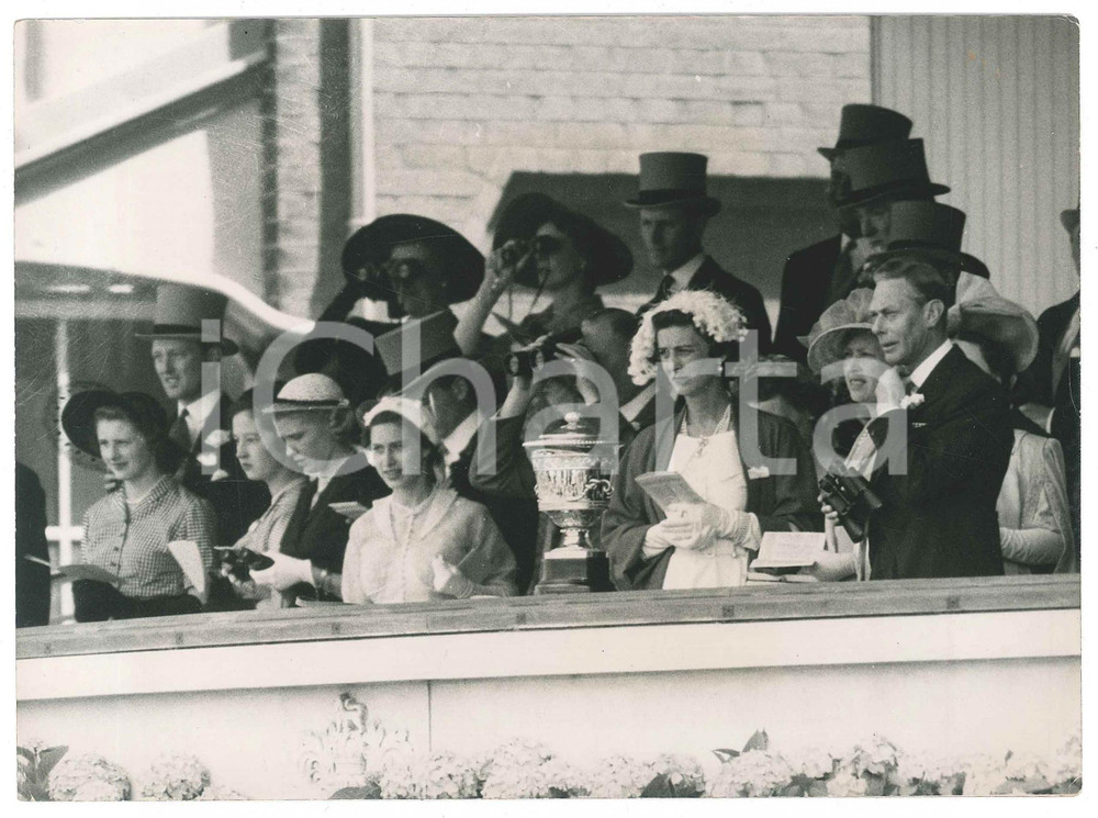 Fotografia d epoca originale 1950 ASCOT Racecourse  Royal Box  King George VI and Queen Elizabeth  Photo 1