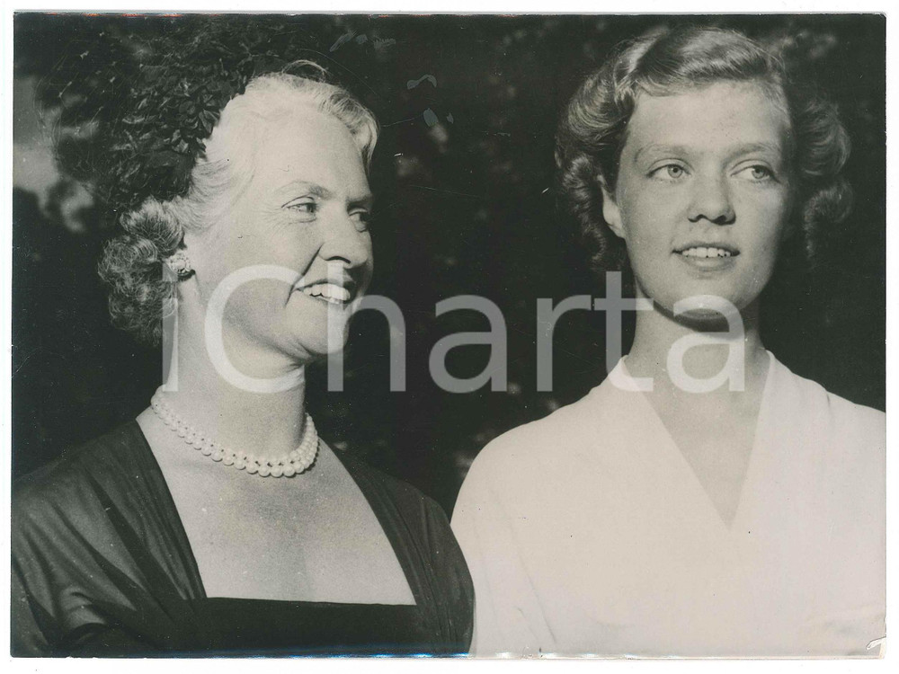 Fotografia d epoca originale 1952 LEVENE SWEDEN Princess Sibylla of Haga with daughter  Photo 21x15 cm 1