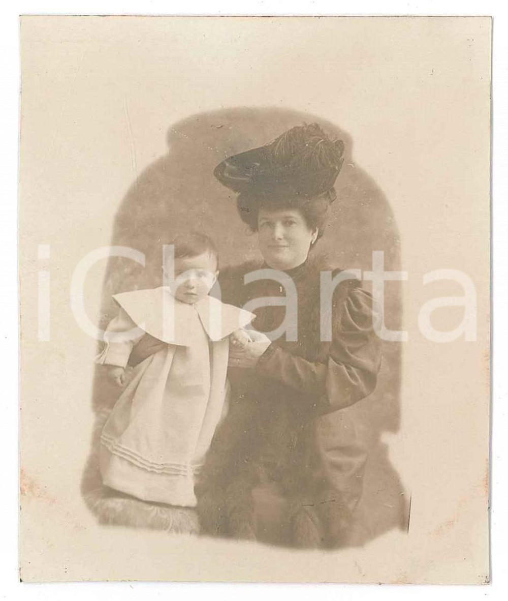 1906 Area di MILANO Madre e figlio di 8 mesi - Fotografia ANONIMA 7x9 cm