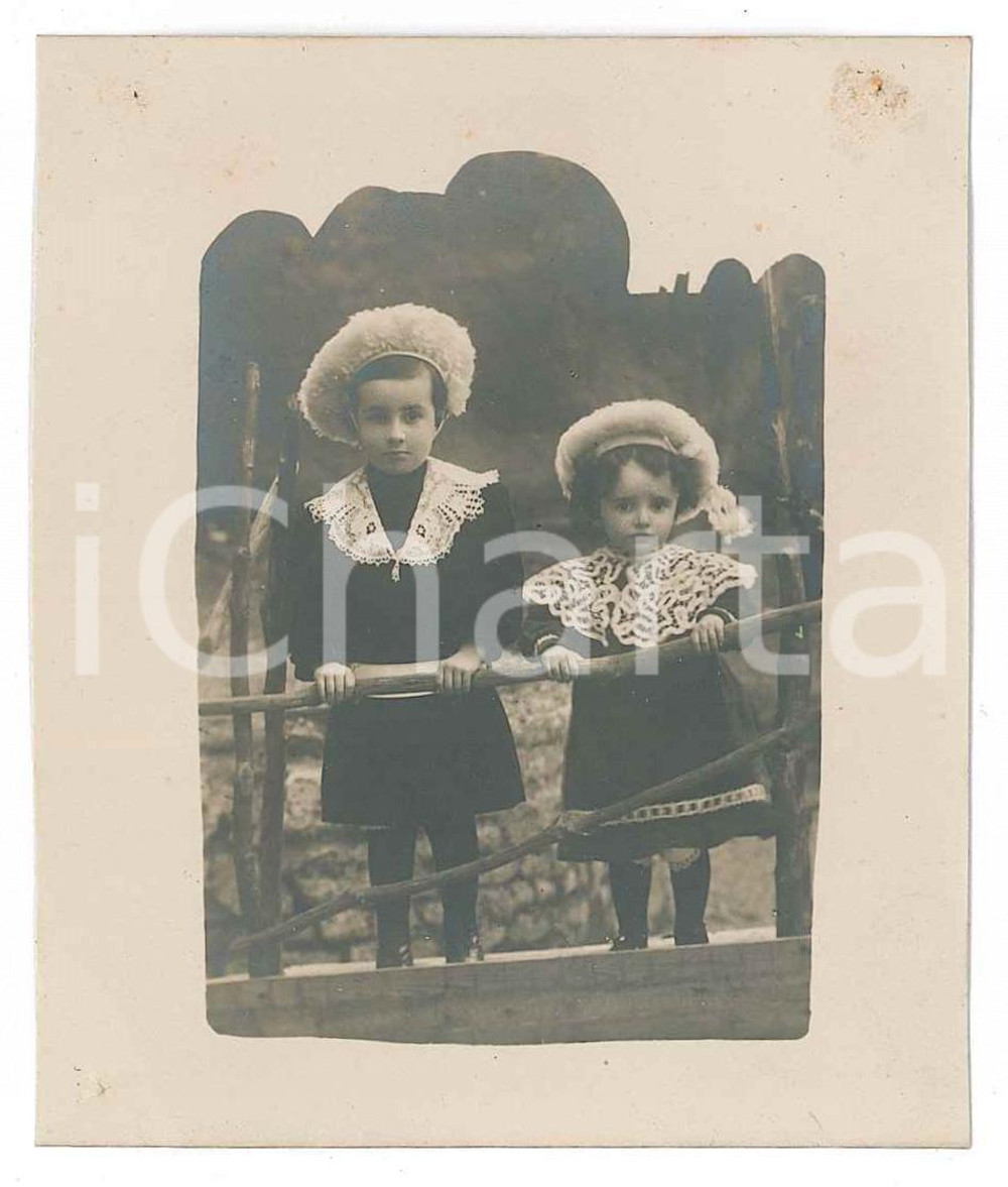 1909 Area di MILANO Ritratto di due fratellini - Fotografia ANONIMA 7x9 cm
