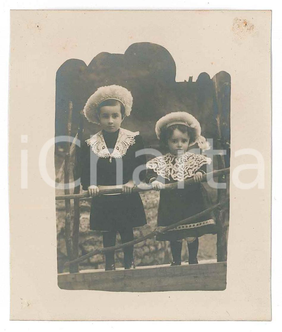 Fotografia d epoca originale 1909 Area di MILANO Ritratto di due fratellini  Fotografia ANONIMA 7x9 cm 1