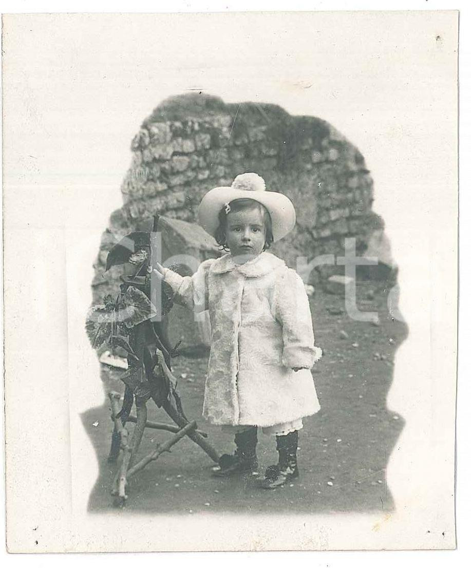 Fotografia d epoca originale 1907 Area di MILANO Ritratto di bambino di 20 mesi  Fotografia ANONIMA 7x9 cm 1
