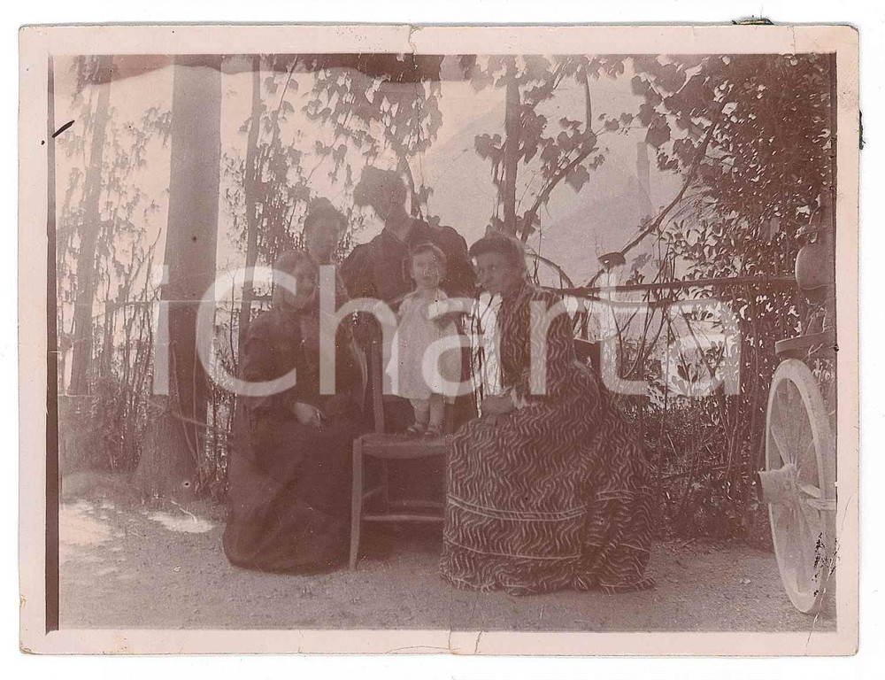 Fotografia d epoca originale 1910 ca Area di LECCO Donne con bambina sul lago Fotografia ANONIMA DANNEGGIATA 1