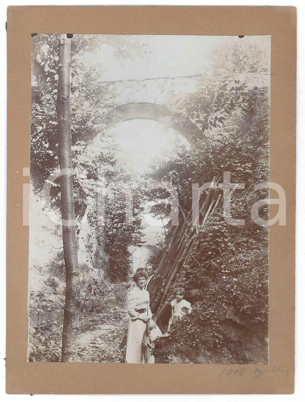 1902 OGGEBBIO (VB) Famiglia presso un ponte in pietra - Fotografia ANONIMA 15x20