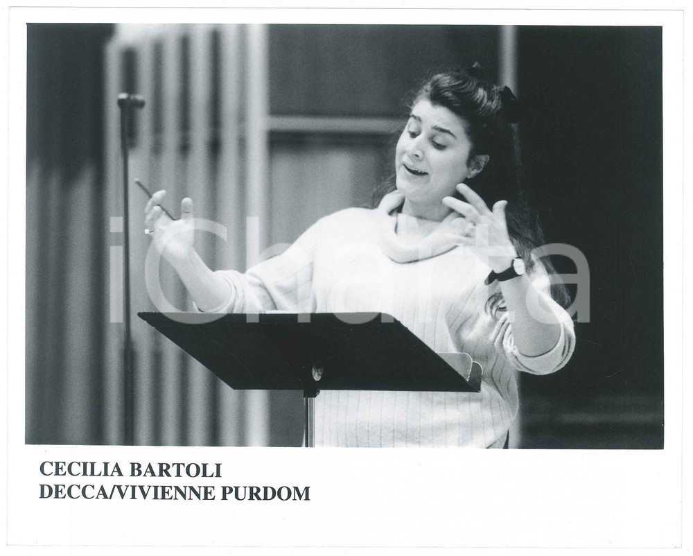 1990 ca LIRICA Cecilia BARTOLI Ritratto del mezzosoprano durante le prove - Foto Fotografia di agenzia.  FAIR/discreto lievi difetti al lato superiore Formato: 25x20 cm originale e autentica 1