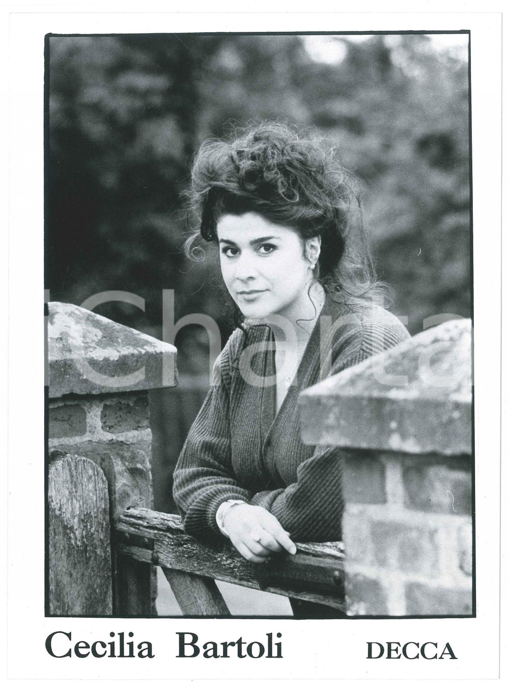 1990 ca LIRICA - Cecilia BARTOLI Ritratto del mezzosoprano - Foto 18x24 cm (3) Fotografia di agenzia.  FAIR/discreto graffio al lato superiore; lievi difetti di stampa Formato: 18x24 cm originale e autentica 1