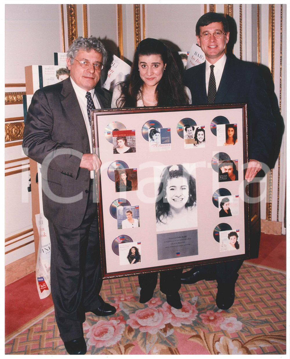 Fotografia d epoca originale 1990 ca MUSICA LIRICA Cecilia BARTOLI con discografici DECCA  Foto 20x25 cm 1 1