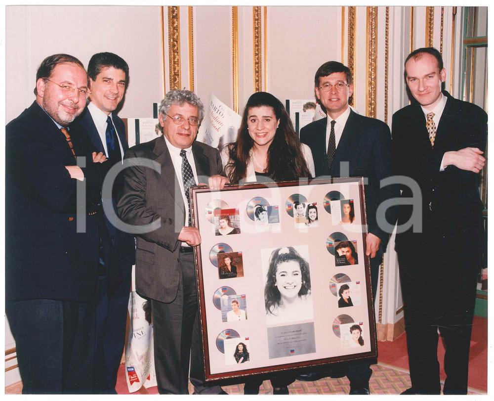 Fotografia d epoca originale 1990 ca MUSICA LIRICA Cecilia BARTOLI con discografici DECCA  Foto 25x20 cm 2 1