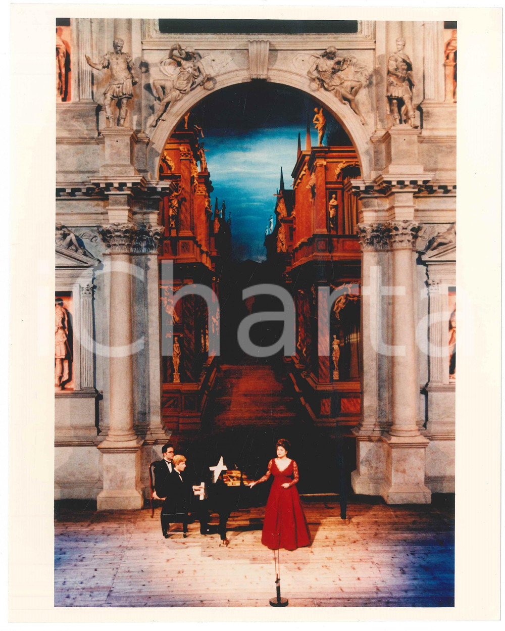 1998 VICENZA Teatro Olimpico - Cecilia BARTOLI e Jean-Yves THIBAUDET - Foto (1) Fotografia di agenzia.  POOR/danneggiato piegatura verticale; difetti al recto Formato: 20x25 cm originale e autentica 1