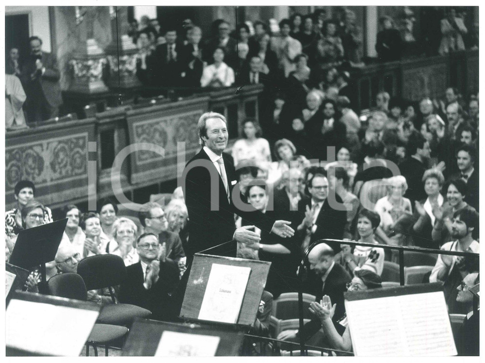 1985 ca WIEN Carlo Maria GIULINI and WIENER PHILARMONIKER Photo 24x17 (1) Fotografia d'epoca.  GOOD/buono  Formato: 24x17 cm originale e autentica 1