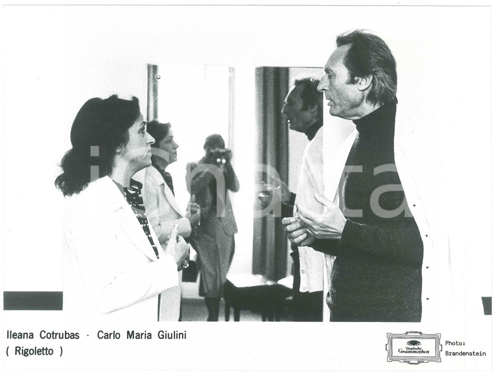 1980 WIEN Carlo Maria GIULINI Ileana COTRUBAS "Rigoletto" rehearsal - Photo Fotografia d'epoca. EDIZIONE: Deutsche Grammophon FAIR/discreto Lievi abrasioni ai margini Formato: 23x17 cm originale e autentica 1
