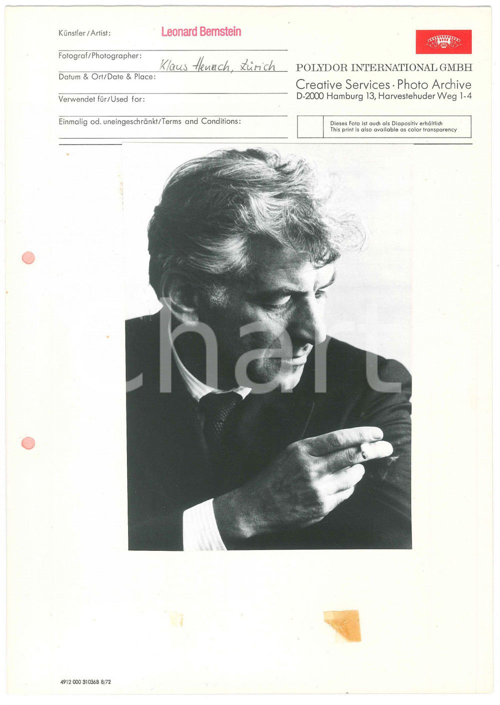 1980 ca MUSICA Leonard BERNSTEIN Ritratto del compositore - Foto POLYDOR Fotografia d'epoca, montata su cartoncino. FAIR/discreto Fori da classificatore al margine sinistro, residui di incollatura al recto. Formato: 21x30 cm / 12x17 cm originale e autentica 1