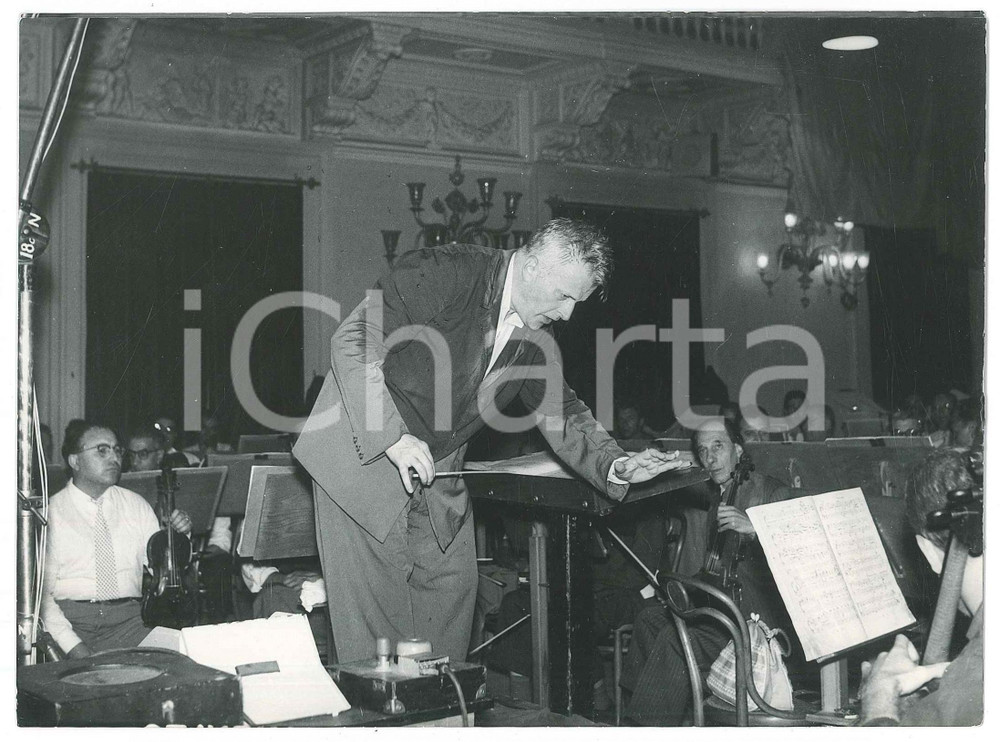 Fotografia d epoca originale 1990 ca MUSICA CLASSICA Gianandrea GAVAZZENI dirige orchestra  Foto 18x13 cm 1