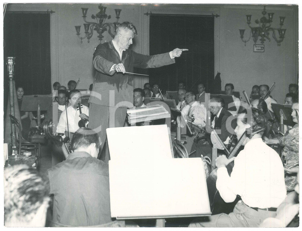 1990 ca MUSICA CLASSICA Gianandrea GAVAZZENI dirige orchestra - Foto 24x18 cm Fotografia d'epoca.  FAIR/discreto Lievi abrasioni ai margini Formato: 24x18 cm originale e autentica 1