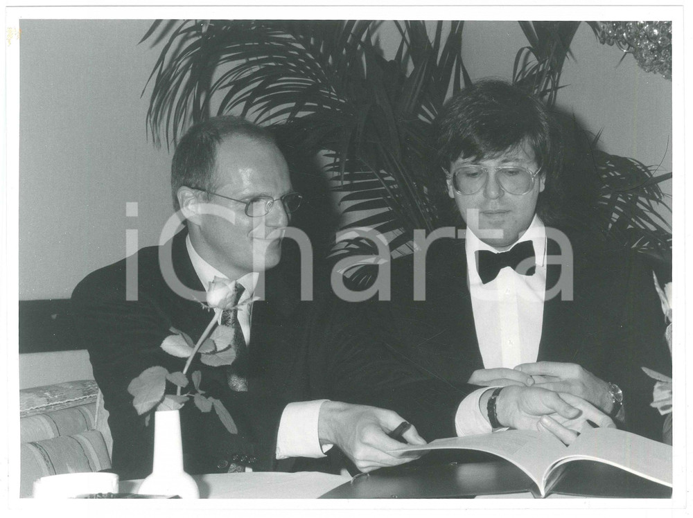 1990 DEUTSCHE GRAMMOPHON Andrej GAVRILOV firma contratto con Aman PEDERSEN Foto Fotografia d'epoca.  GOOD/buono  Formato: 24x17 cm originale e autentica 1