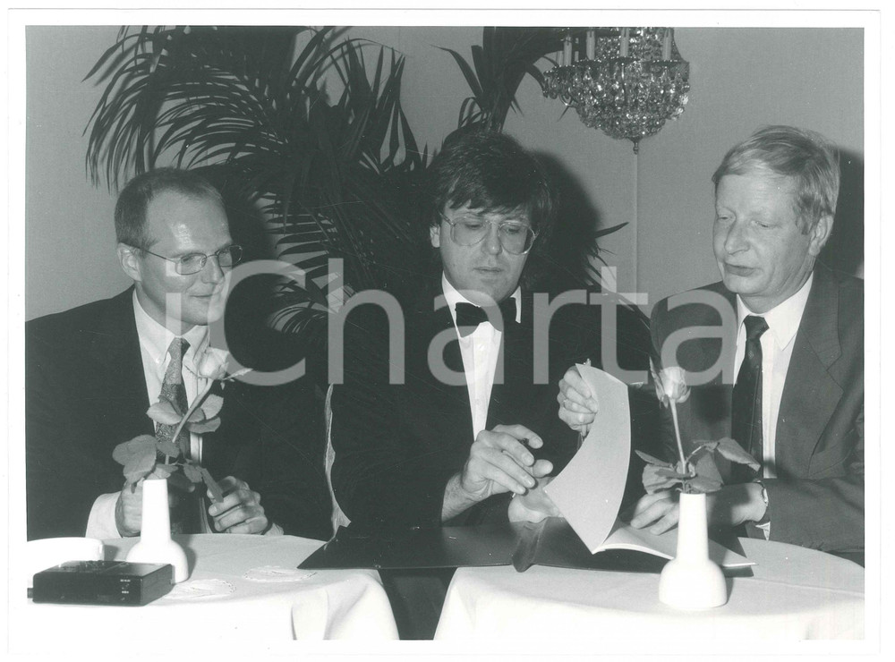 1990 DEUTSCHE GRAMMOPHON Andrej GAVRILOV firma contratto con Christoph SCHMOKEL Fotografia d'epoca. Nella foto compare inoltre Amad Pedersen. GOOD/buono  Formato: 24x17 cm originale e autentica 1