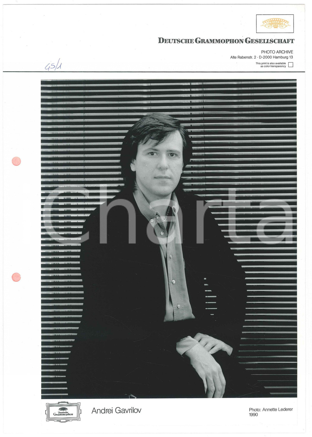 1990 ca MUSICA - Andrej VladimiroviÄ GAVRILOV - Foto DEUTSCHE GRAMMOPHON (1) Fotografia di agenzia su cartoncino. FAIR/discreto fori da classificatore; lievi difetti di stampa; lievi piegature angolari al lato inferiore del cartoncino Formato: 21x30 cm / 18x22 cm originale e autentica 1