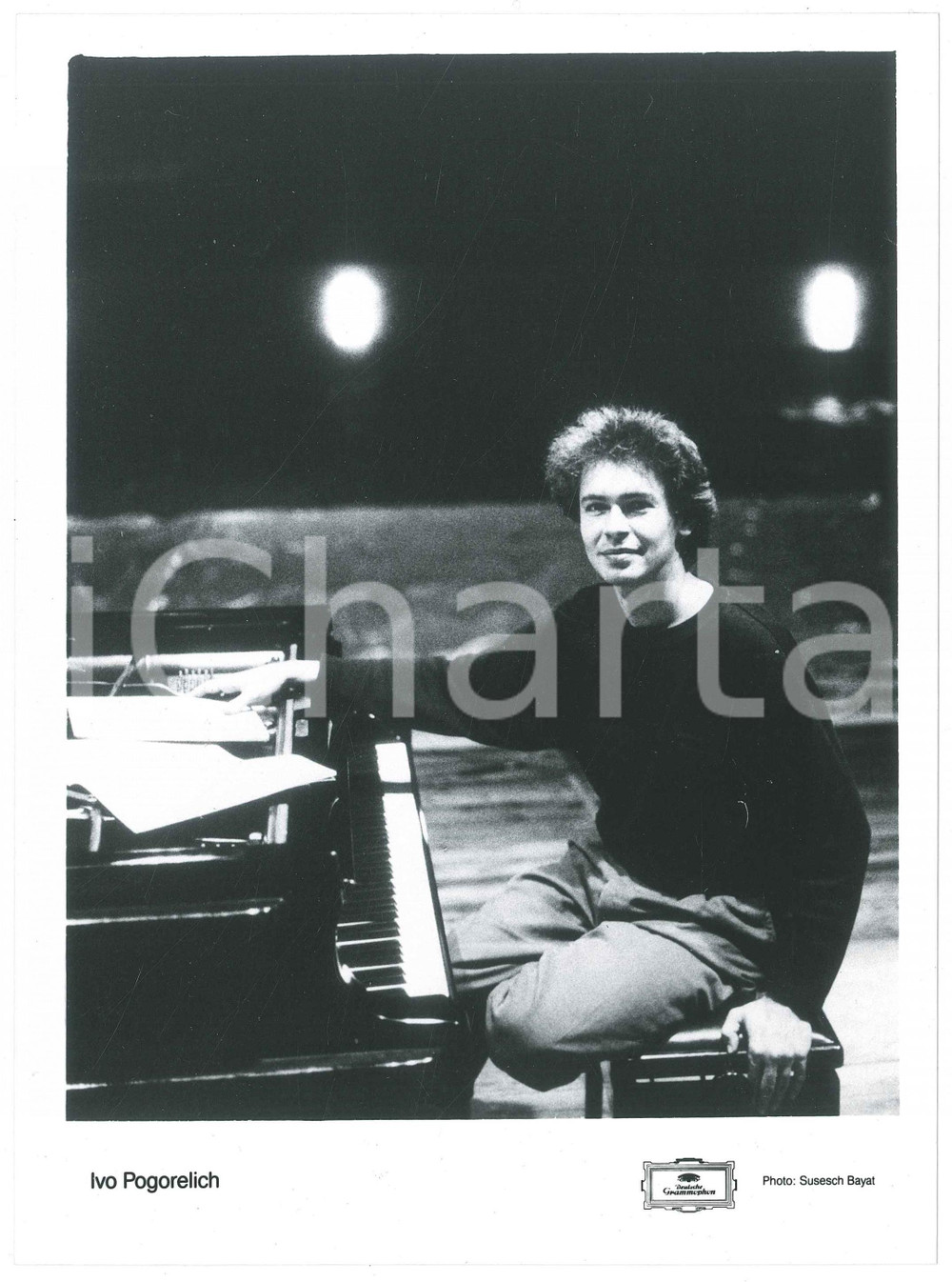 1985 ca MUSICA - Ivo POGORELICH Ritratto del pianista - Foto 18x24 cm (1) Fotografia di agenzia realizzata per Deutsche Grammophon. FAIR/discreto graffio al recto Formato: 18x24 cm originale e autentica 1