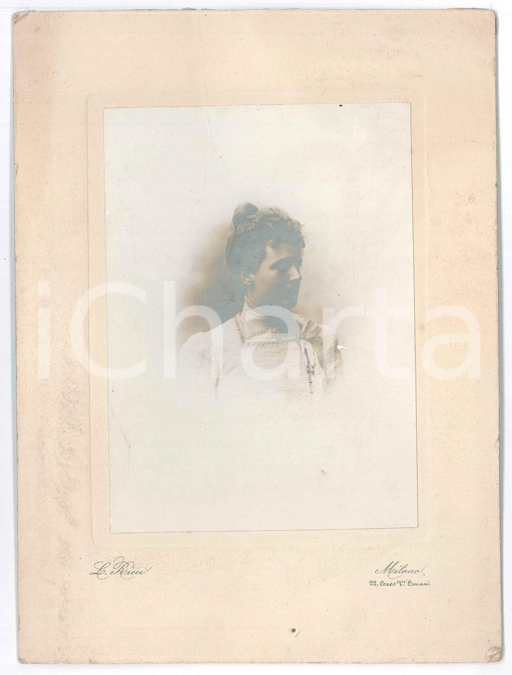 1900 ca MILANO Ritratto di donna in bianco - Busto *Foto Leone RICCI 16x22 cm Fotografia d'epoca, montata su cartoncino rigido.FOTOGRAFO: Leone Ricci - Milano, corso Vittorio Emanuele 22 GOOD/buono  Formato: 16x22 cm originale e autentica 1