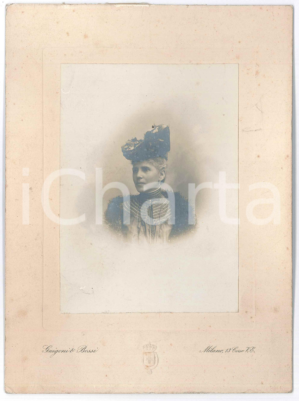 1900 ca MILANO Nobildonna con cappello decorato - Foto GUIGONI & BOSSI 16x22 cm Fotografia d'epoca, su cartoncino rigido. FOTOGRAFO: Guigoni &amp; Bossi - Milano, corso Vittorio Emanuele 13 GOOD/buono  Formato: 11x17 cm originale e autentica 1